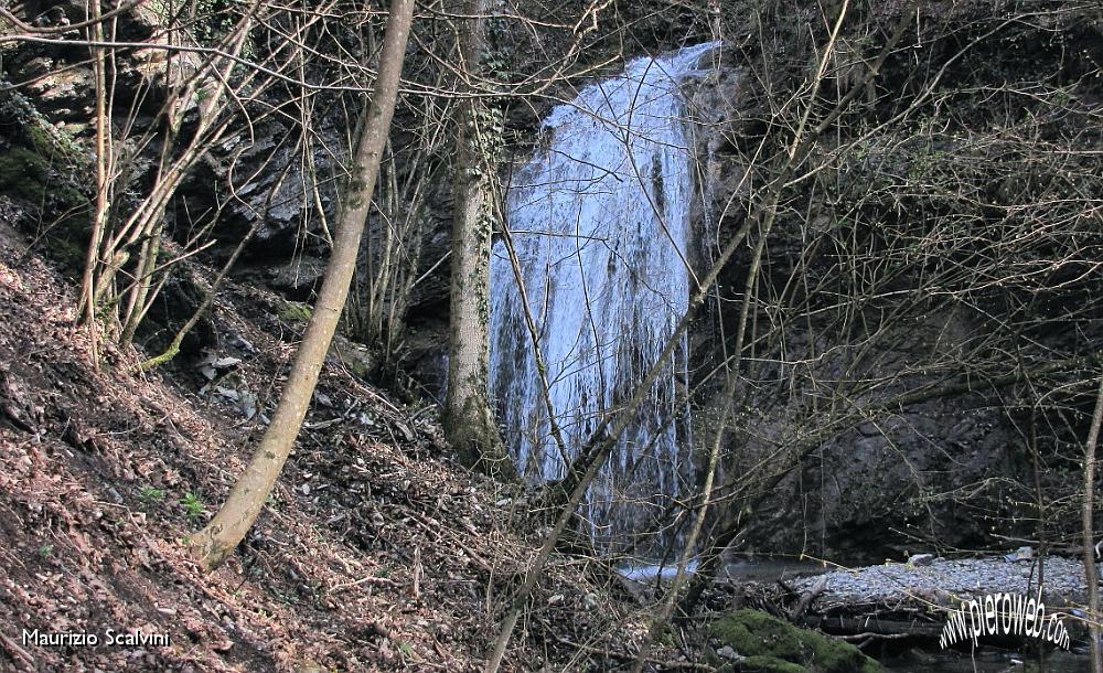 34 Una cascata nel bosco.JPG